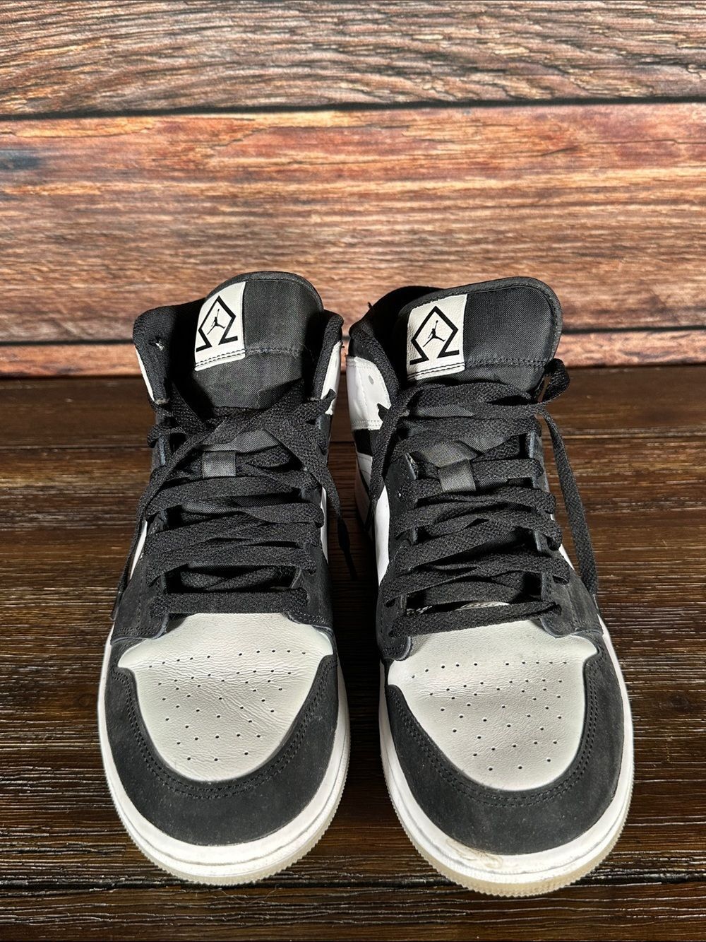 Nike Air Jordan 1 Mid SE 'Diamond' sneakers in black and Pearl white. - Picture 2 of 9